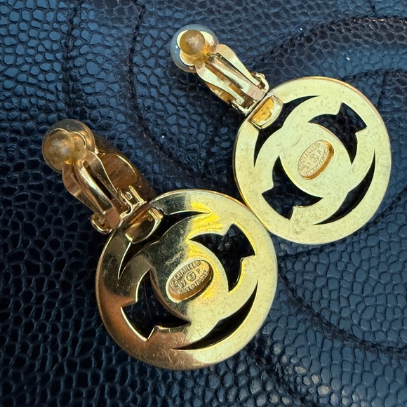 LOT 1728 24K gold plated CHANEL vintage turn lock dangle clip on earrings - Picture 5 of 9